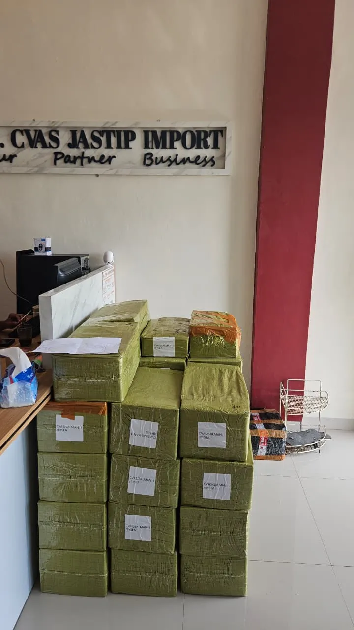 Aktivitas tim PT. CVAS JASTIP IMPORT di area gudang transit